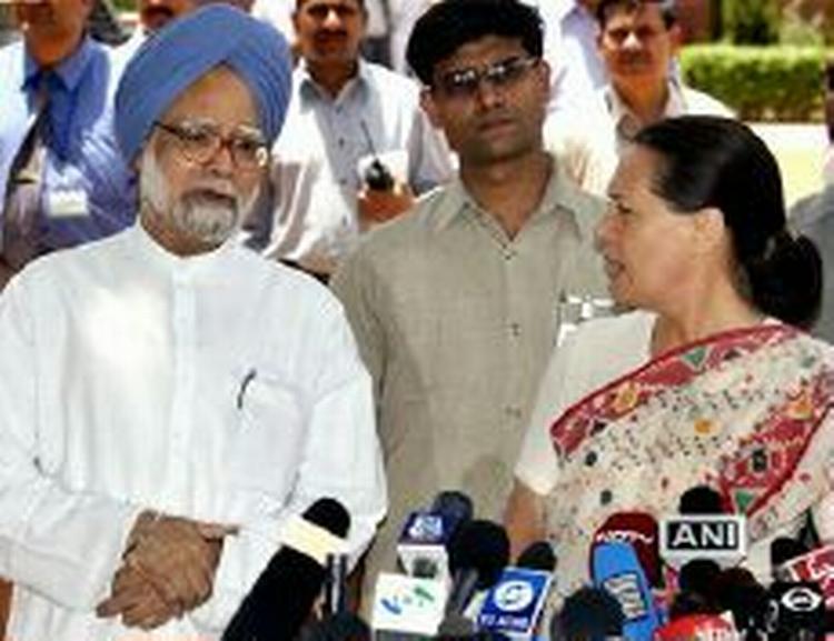 Singh i selskab med Sonia Gandhi, valgets sejrherre, som tidligere på ugen afviste posten som premierminister for verdens største demokrati. - Foto: AP 