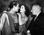 Sandalgenrens konge Cecil B. DeMille sammen med skuespillerne Victor Mature og Hedy Lamarr, der spillede 'Samson og Dalila' fra 1949. - Arkivfoto fra filmen 