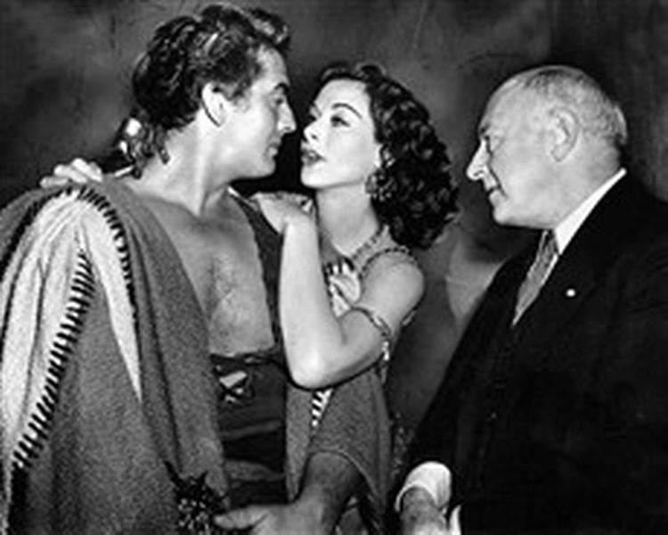 Sandalgenrens konge Cecil B. DeMille sammen med skuespillerne Victor Mature og Hedy Lamarr, der spillede 'Samson og Dalila' fra 1949. - Arkivfoto fra filmen 