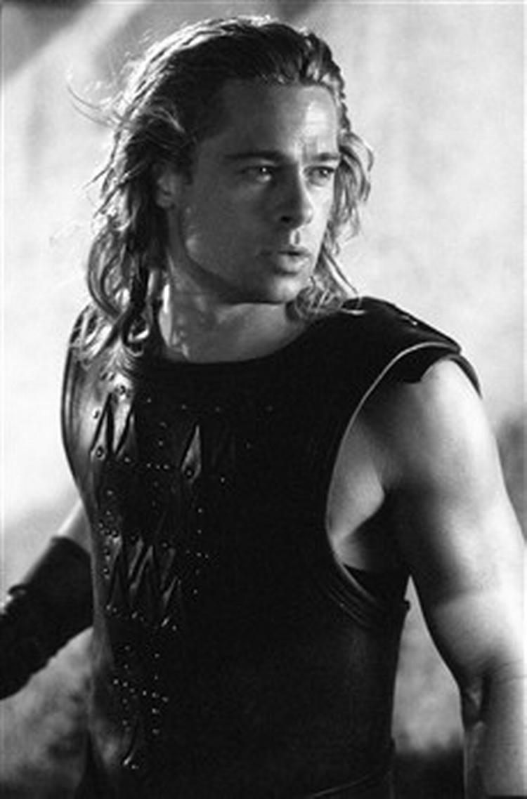 Brad Pitt har sat mange kræfter ind på at anskaffe sig en enorm muskelmasse, der sidder velfordelt på hans ca. 180 cm lange krop. . - Foto: Sandrew/Metronome 