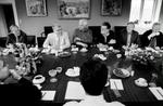 Forfattermøde på Marienborg. Over for statsministeren ses fra venstre: Rolf Bagger, Jørn Lund, Claes Kastholm Hansen, Ole Grünbaum, Tage Skou-Hansen og Hans Hauge. - Foto: Finn Frandsen 