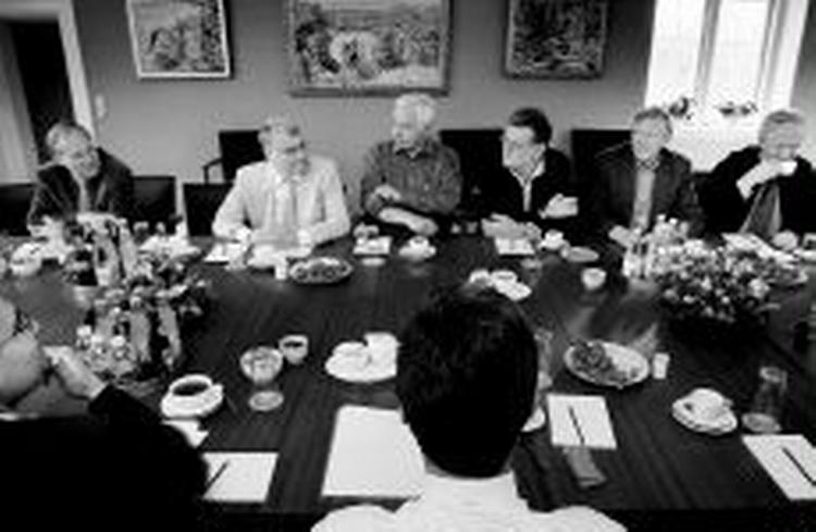 Forfattermøde på Marienborg. Over for statsministeren ses fra venstre: Rolf Bagger, Jørn Lund, Claes Kastholm Hansen, Ole Grünbaum, Tage Skou-Hansen og Hans Hauge. - Foto: Finn Frandsen 