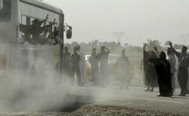 Fanger forlader Abu Ghraibfængslet i Bagdad. - Foto: AP 