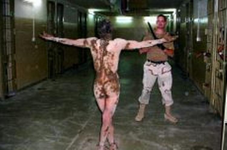 Avisen Washington Post offentliggjorde fredag nye billeder af overgreb i Abu Ghraib. - Foto: Washington Post 