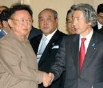 Kim Jong-Il, til venstre, trykker hånd med Junichiro Koizumi. - Foto: AP 
