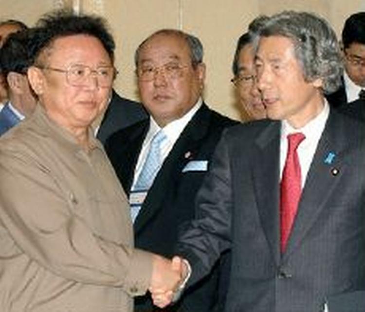 Kim Jong-Il, til venstre, trykker hånd med Junichiro Koizumi. - Foto: AP 