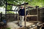 Bagsidens Agrarfonds lagerhal er under opførelse et sted i Danmark. Lagerbestyreren har fået sløret sin identitet, fordi han i skyndingen har glemt at orientere de lokale bygge8myndigheder om opførelsen.   Foto: Morten Langkilde 