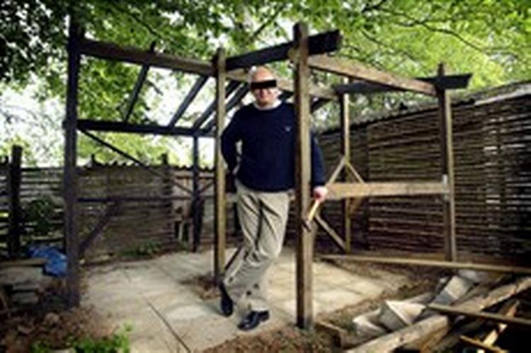 Bagsidens Agrarfonds lagerhal er under opførelse et sted i Danmark. Lagerbestyreren har fået sløret sin identitet, fordi han i skyndingen har glemt at orientere de lokale bygge8myndigheder om opførelsen.   Foto: Morten Langkilde 