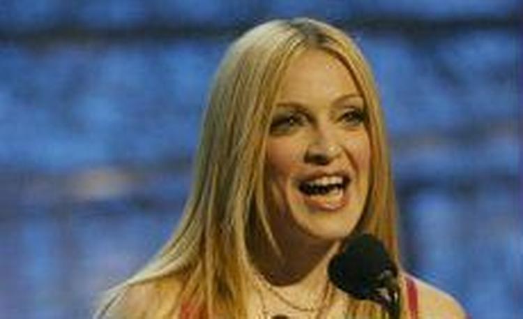 Showet starter med, at Madonna bliver ristet i den elektriske stol. - Foto: AP 