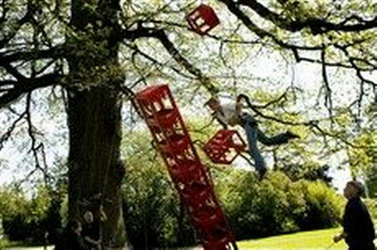 120 sagsbehandlere og rådgivere fra Frederiksborg Amt har været på kursus i teambuilding i Gjorslev Slotspark på Stevns. Her skulle de bl.a. bygge et fælles tårn af Coca-Cola-kasser. - Foto: Peter Hove Olesen 