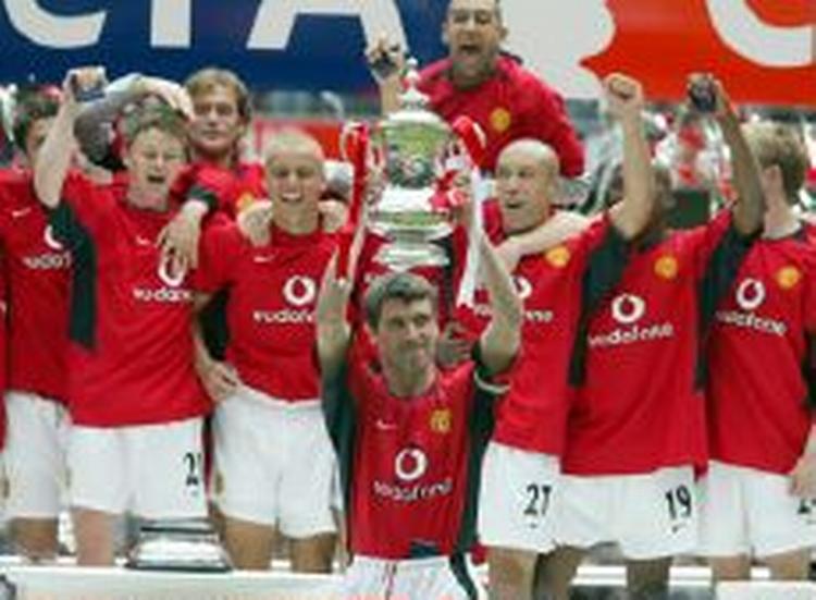 Anfører Roy Keane i midten med pokalen. - Foto: AP 