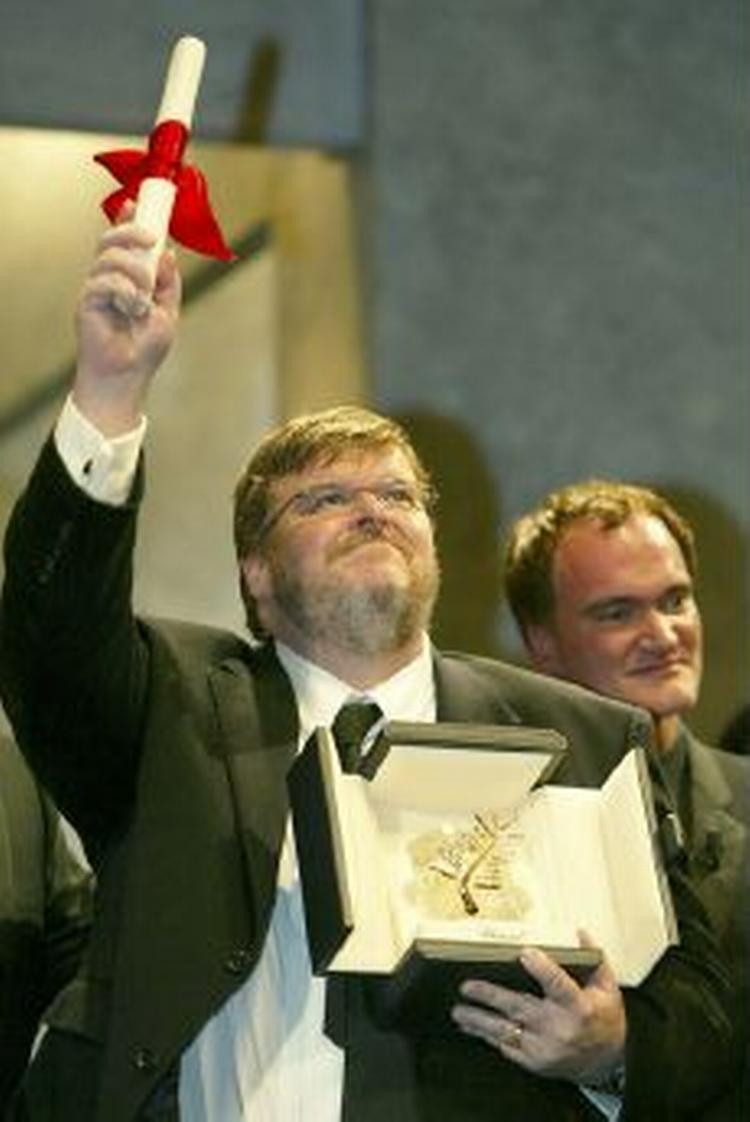 »Hvad har I gjort. Jeg er fuldstændigt overvældet«, sagde Michael Moore, der modtog stående klapsalver under sin takketale. - Foto: AP 