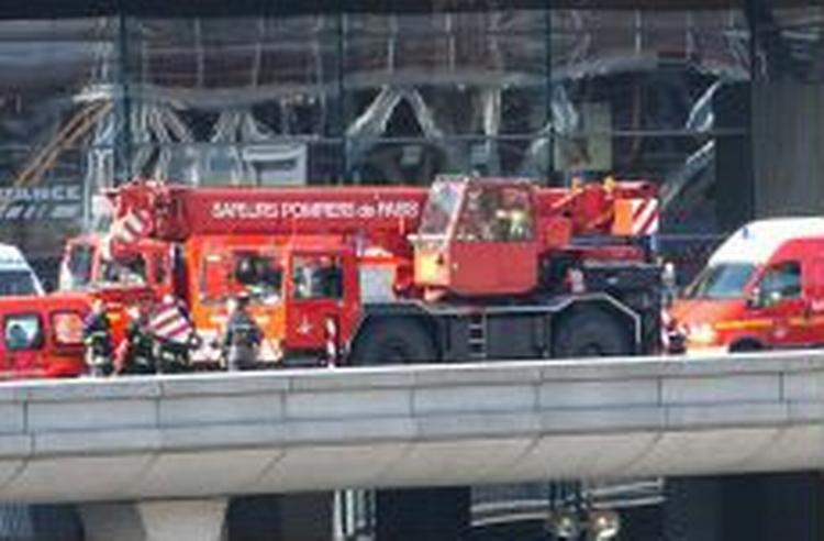Brandbiler ankom hurtigt til Charles de Gaulle-lufthavnen. - Foto: AP 
