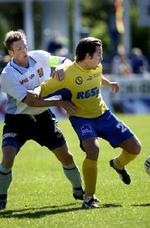 Martin Birn, FCN, og Herfølges Anders Jochumsen i kamp om bolden. - Foto: Pelle Rink 