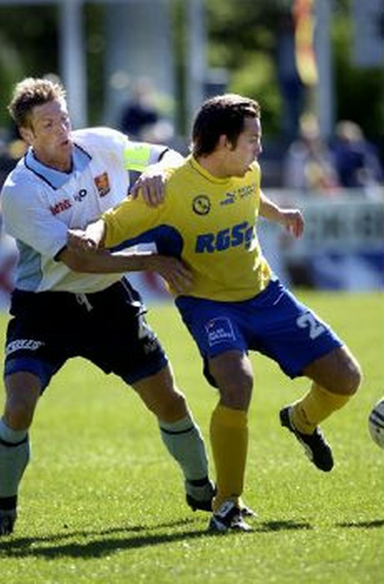 Martin Birn, FCN, og Herfølges Anders Jochumsen i kamp om bolden. - Foto: Pelle Rink 