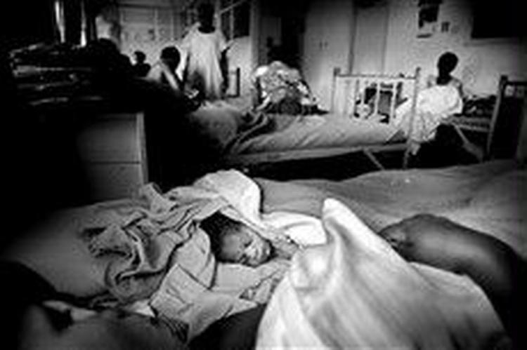 På sundhedsklinikken i Nakawa må fødende nogle gange have gummihandsker med til personalet. Mødrene får så lidt mad, at de ofte må opgive at amme børnene, som så får grød og derfor tabe 