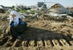 En palæstinensisk kvinde sidder i sporet efter en israelsk bulldozer, der har ødelagt hendes hjem i Tel Sultan-området af flygtningelejren i Rafah. - Foto: AP 