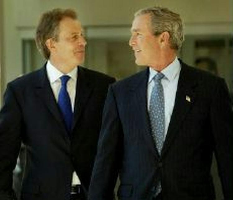 Både Blair (tv) og Bush må erkende, at de har fået gevaldige ridser i lakken af Irakkrigen. - Foto: AP 