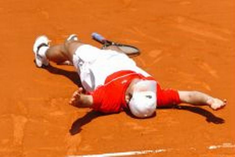 Fabrice Santoro lagde sig på gruset efter sejren. - Foto: AP 