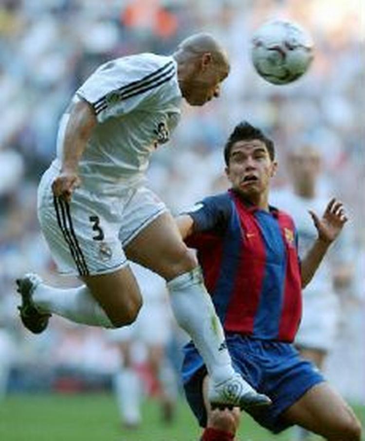 Roberto Carlos, her i en kamp mod Barcelona, har ikke været klar i mælet om sin fremtid. - Foto: AP 
