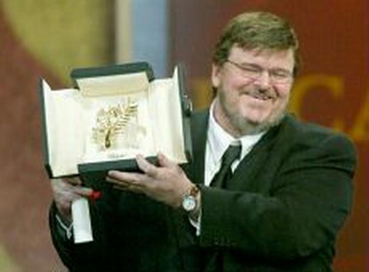 Forleden fik Michael Moore guldpalmerne i Cannes for filmen 'Fahrenheit 9/11'. - Foto: AP 