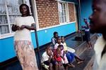Tom Bisase og hans søster Annet sammen med familiens børn foran huset i Kampala, som er både større og bedre end de flestes. Familien har råd til det, fordi de får penge fra en søster i Danmark. - Foto: Thomas 