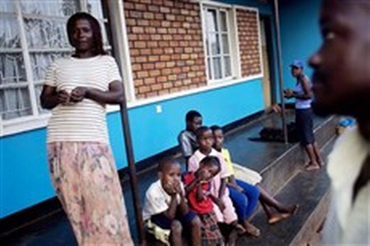 Tom Bisase og hans søster Annet sammen med familiens børn foran huset i Kampala, som er både større og bedre end de flestes. Familien har råd til det, fordi de får penge fra en søster i Danmark. - Foto: Thomas 