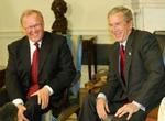 Den svenske statsminister, Göran Persson, besøgte den amerikanske præsident Bush i slutningen af april. Göran Perssons hoftesmerter er nu så store, at han ikke kan holde ud at sidde ned i særlig lang tid. - Foto: AP 