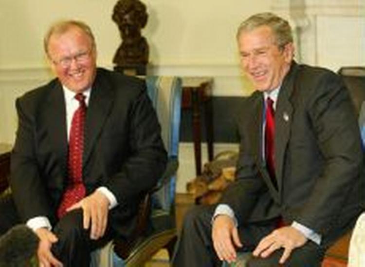 Den svenske statsminister, Göran Persson, besøgte den amerikanske præsident Bush i slutningen af april. Göran Perssons hoftesmerter er nu så store, at han ikke kan holde ud at sidde ned i særlig lang tid. - Foto: AP 