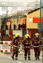 80 brandmænd deltog i slukningsarbejdet, da en lagerhal med moderne, britiske kunstværker brød i brand i London mandag. - Foto: AP 