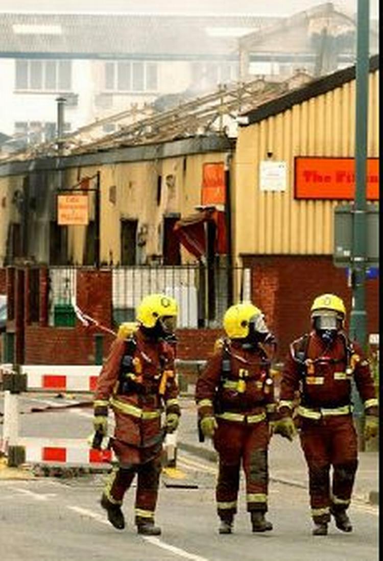 80 brandmænd deltog i slukningsarbejdet, da en lagerhal med moderne, britiske kunstværker brød i brand i London mandag. - Foto: AP 