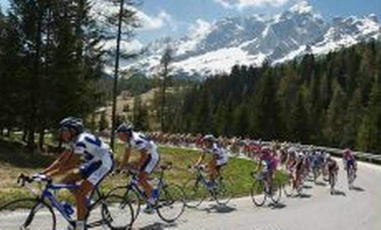 Efter tirsdagens 16. etape i Giro d'Italia blev syv ryttere fra feltet afhørt af politiet. - Foto: AP 