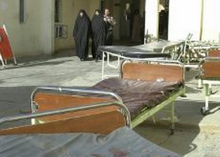 Blodige senge uden for hospitalet i Najaf. - Foto: AP 