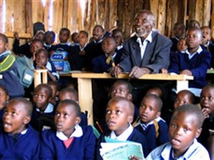 Indtil videre går det meget godt for den kenyanske oldefar, der bestemt ikke står tilbage for sine noget yngre klassekammerater. Han er i top fem i sin klasse - og han er topmotiveret. - Foto: Beatrice Mategwa, Reuters 