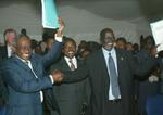 Sudans vicepræsident Ali Osman Mohamed Taha (tv) og oprørsleder John Garang (th) viser den underskrevne protokol frem. - Foto: AP 