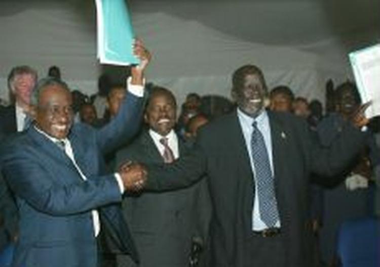 Sudans vicepræsident Ali Osman Mohamed Taha (tv) og oprørsleder John Garang (th) viser den underskrevne protokol frem. - Foto: AP 