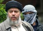 Al-Masri i selskab med en bodyguard i nærheden af moskéen i det nordlige London. - Foto: AP 