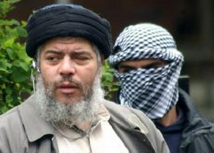 Al-Masri i selskab med en bodyguard i nærheden af moskéen i det nordlige London. - Foto: AP 