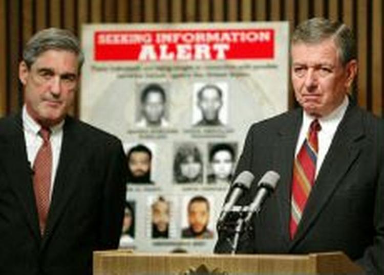FBI-chef Robert Mueller og justitsminister John Ashcroft på onsdagens pressemøde. - Foto: AP 