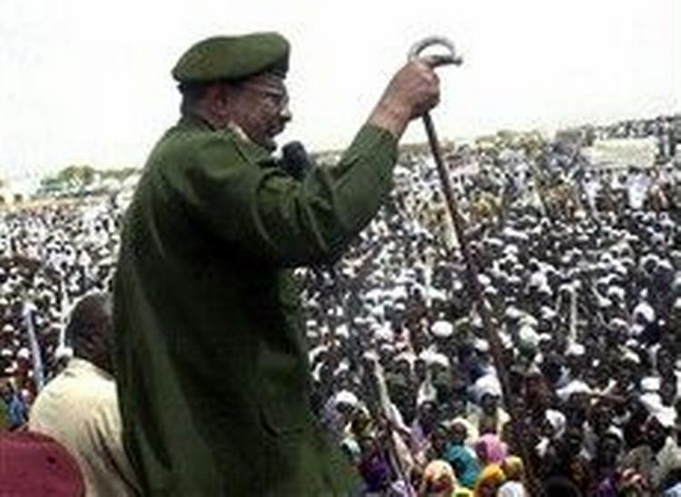 Trods våbenhvilen i Darfur er der fortsat angreb i området. For få dage siden var den sudanesiske præsident Omar El-Bashir (billedet) på besøg i Nyala, som er Darfurs største by.   Foto: Abd Raouf/AP 