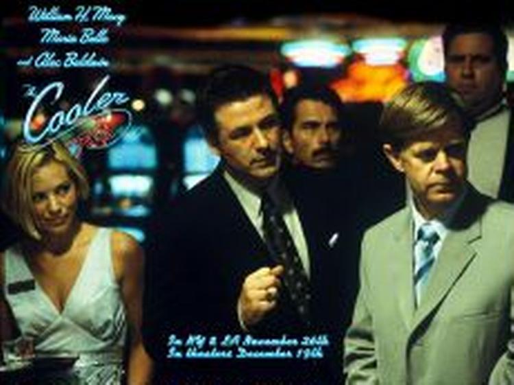 Bernie Lootz - William H. Macy - er den fødte ulykkesfugl, som ved sin blotte tilstedeværelse sikrer, at spillefuglene ikke får held. Desværre influerer den negative effekt også på hans eget liv. - Foto: Nordisk Film 