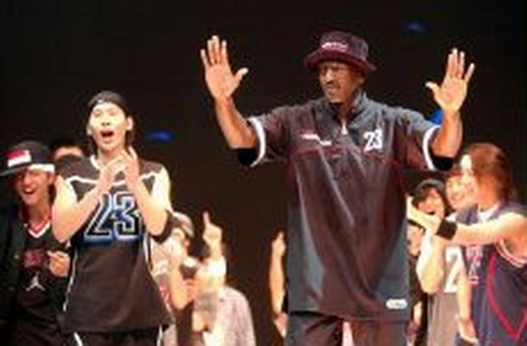 Lynvisit. Da basketball-legenden besøgte Taiwan for at promovere sit eget mærke hos Nike, tog det kun 90 sekunder at vinke til de mange fans. - Foto: AP 
