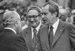 Det er udskrifter af samtaler mellem den tidligere amerikanske præsident Nixon (th) og hans rådgiver og tidligere udenrigsminister, Henry Kissinger (i midten), der er blevet offentliggjort. - Arkivfoto: AP 