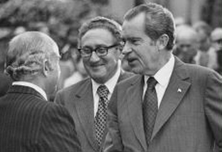 Det er udskrifter af samtaler mellem den tidligere amerikanske præsident Nixon (th) og hans rådgiver og tidligere udenrigsminister, Henry Kissinger (i midten), der er blevet offentliggjort. - Arkivfoto: AP 