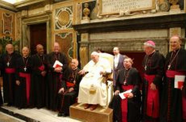 Pave Johannes Paul II har udnævnt en belastet kardinal til ærkebiskop. - Foto: AP 