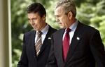George W. Bush og Anders Fogh Rasmussen har holdt et foreløbigt pressemøde foran Det Hvide Hus. - Foto: AP 