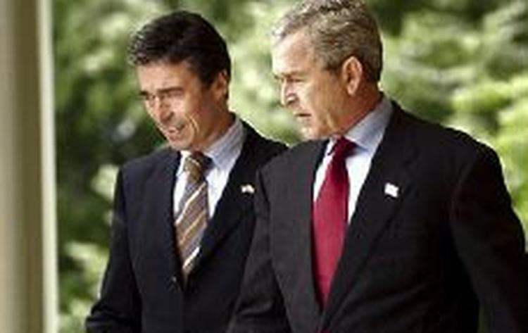 George W. Bush og Anders Fogh Rasmussen har holdt et foreløbigt pressemøde foran Det Hvide Hus. - Foto: AP 