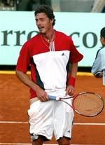 Det kostede Marat Safin et point, at han i jubel over en vundet bold trak sine shorts ned under kampen mod Felix Mantilla. Det skuffede russeren, der dog vandt alligevel.   Foto: Laurent Rebours/AP 
