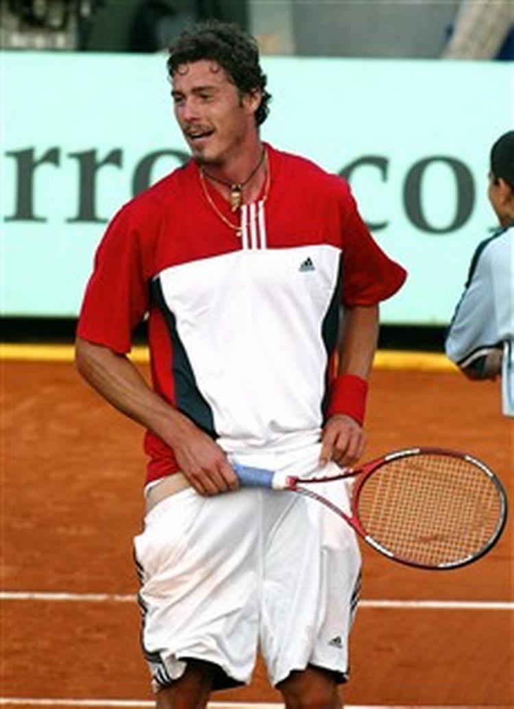 Det kostede Marat Safin et point, at han i jubel over en vundet bold trak sine shorts ned under kampen mod Felix Mantilla. Det skuffede russeren, der dog vandt alligevel.   Foto: Laurent Rebours/AP 