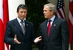 Anders Fogh Rasmussen og George W. Bush er enige om ofre for tortur i Irak skal have hjælp. - Foto: AP 